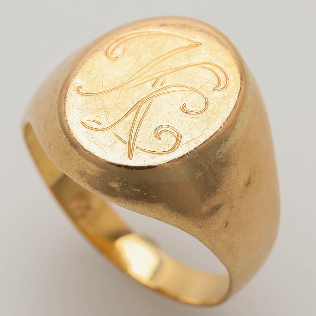 SORMUS, 18K kultaa, kaiverrettu monogrammi.