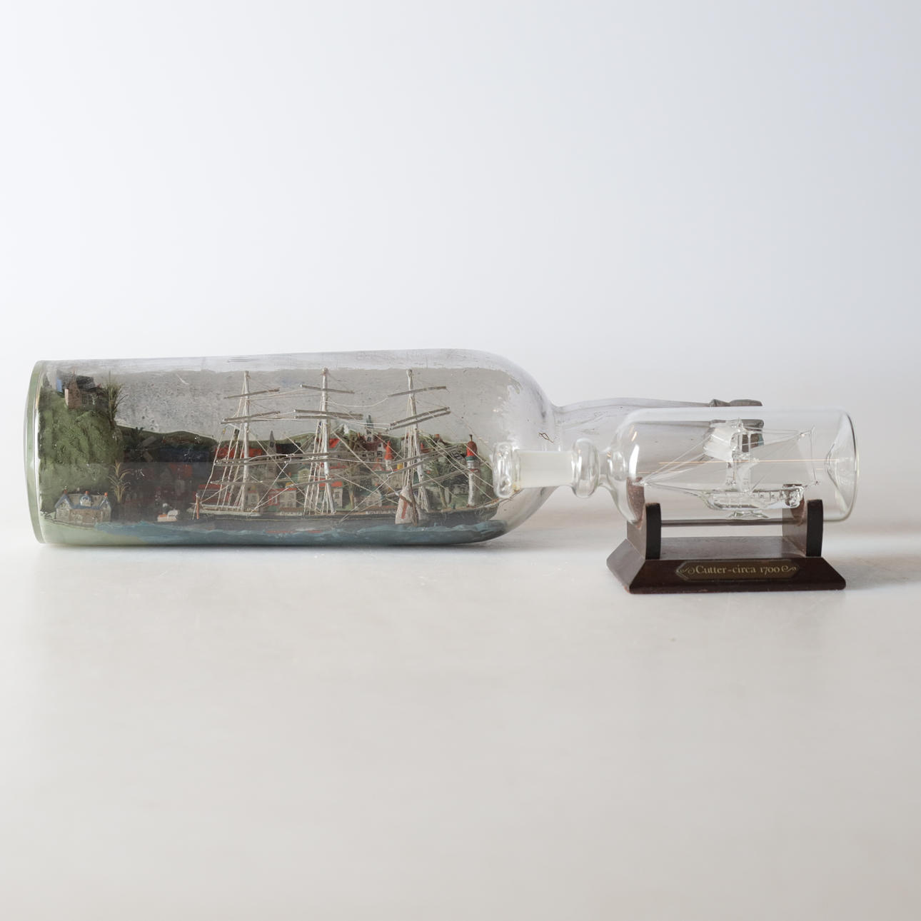 FLASKSKEPP, 2 st, glas & trä, 1900-tal.