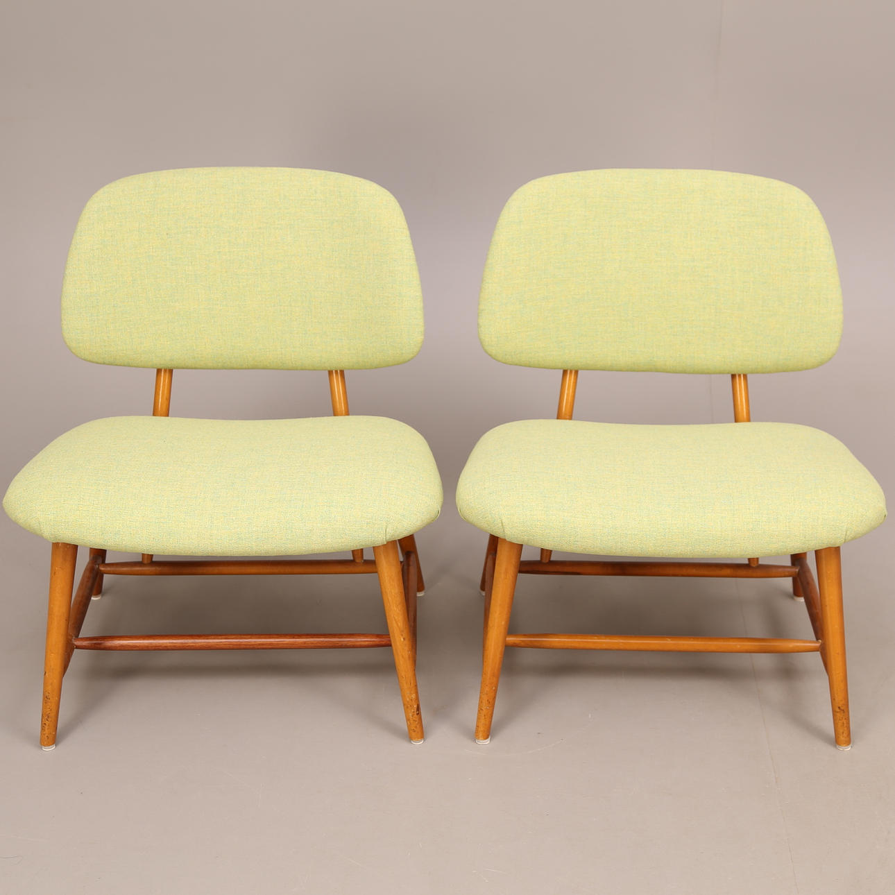 TEVE-STOLEN, ett par, formgivna 1953 av Alf Svensson.