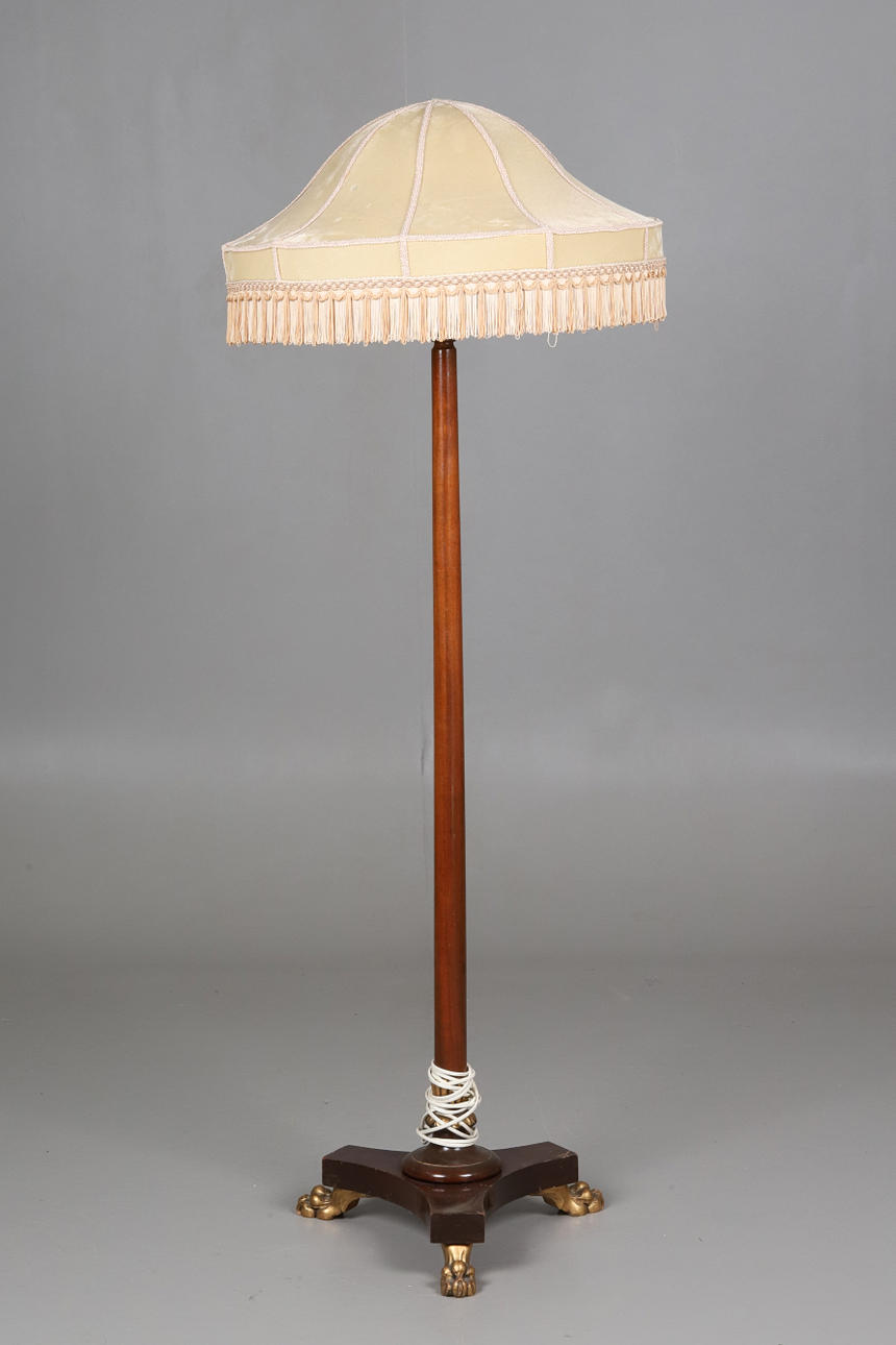 EINE STEHLAMPE, ZWEI LICHTPUNKTE, 20. JAHRHUNDERT.