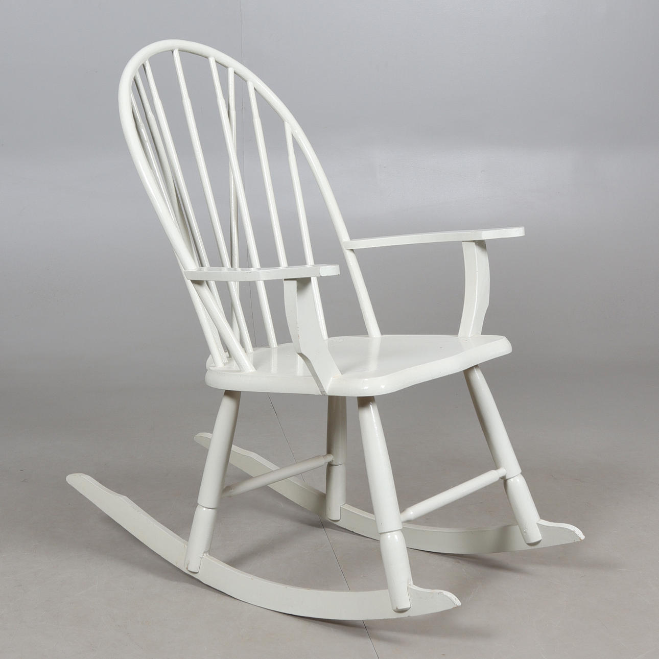 Mecedora, madera pintada, siglo XX.