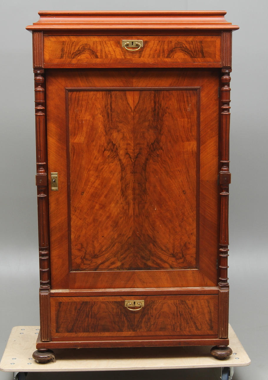 SKÅP, valnötsfaner, nyrenässans, 1800/1900-tal.