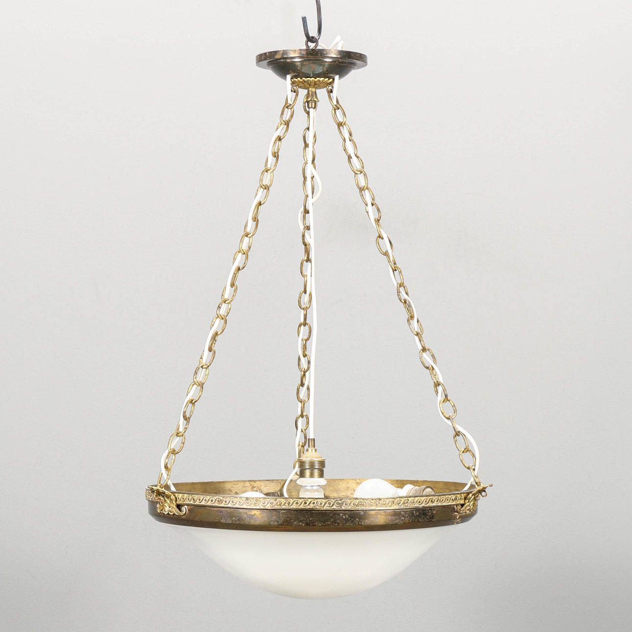 DECKENLEUCHTE aus Messing und Glas.