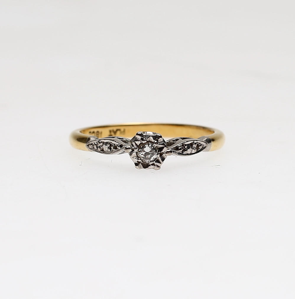 RING, 18 kt guld med en diamant.