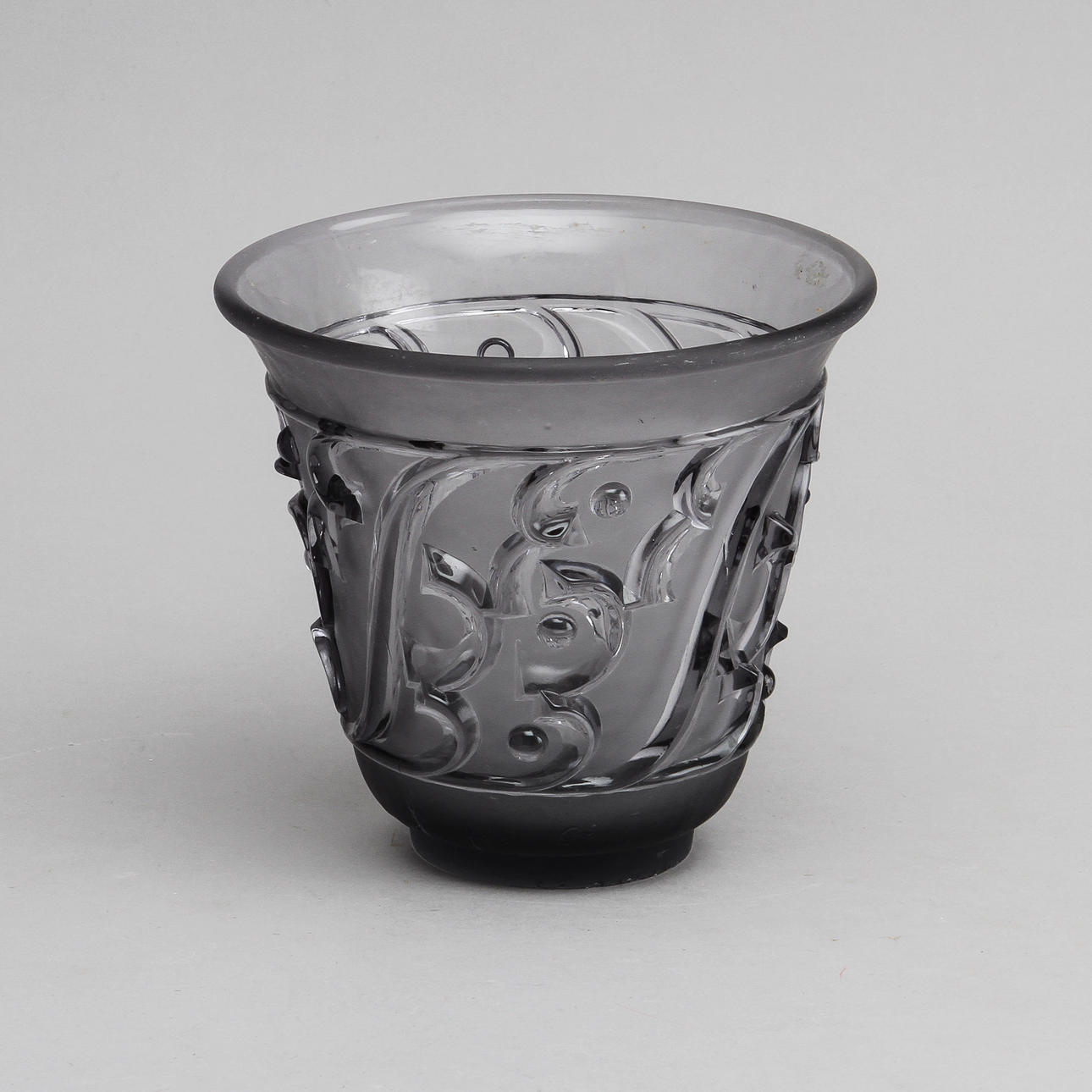 VAS, gjuten violett glasmassa. Edvin Ollers för Elme Glasbruk.