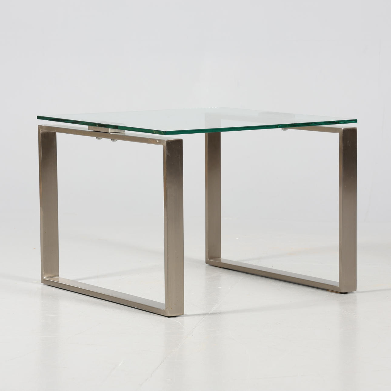 SIDOBORD, metall samt glas.