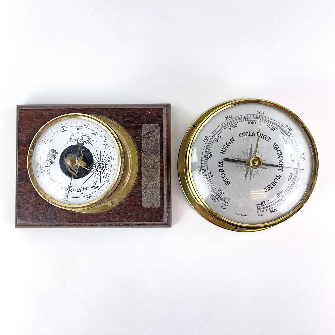 Ein Satz von 2 Messingbarometern.