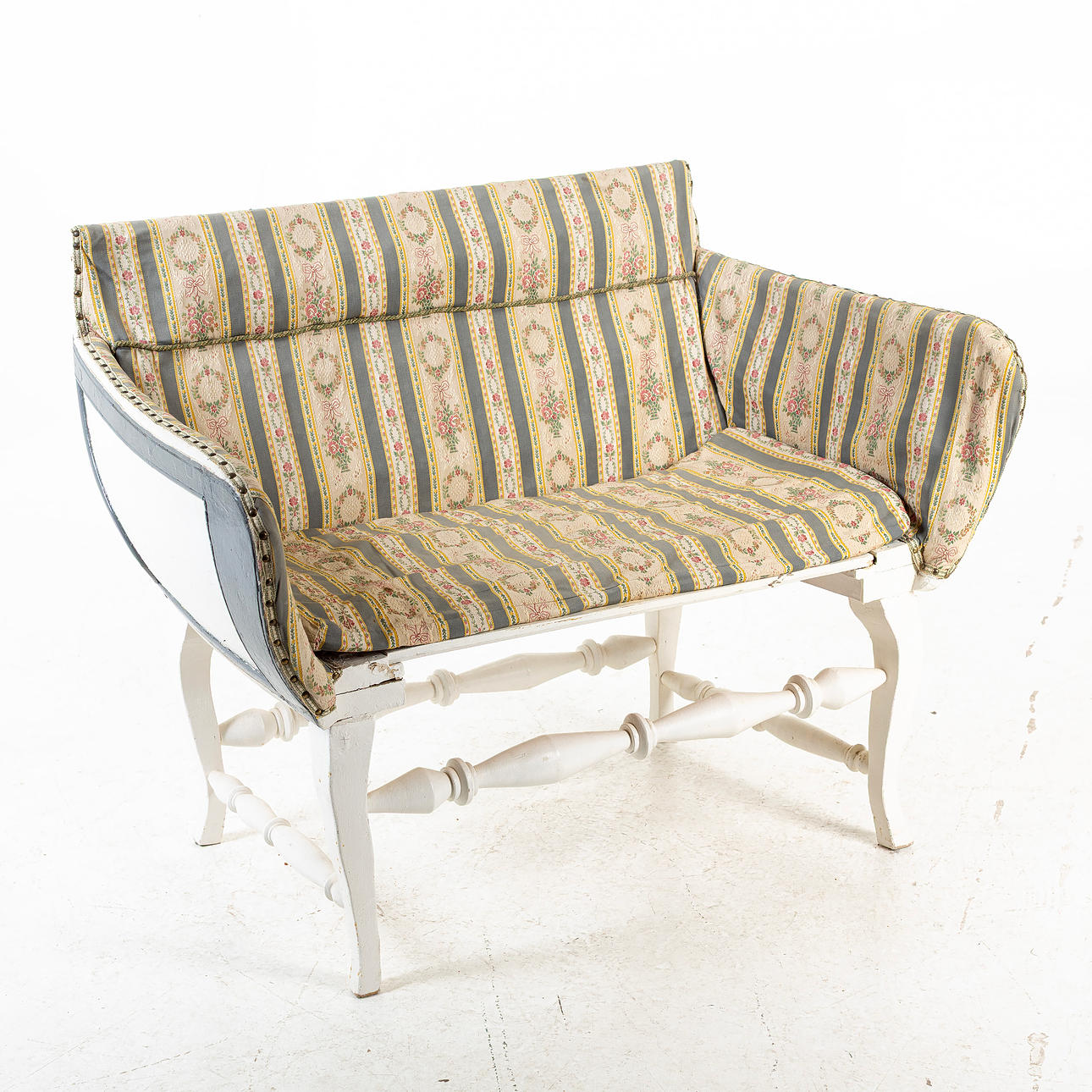 En træsofa, århundredeskiftet 1900.