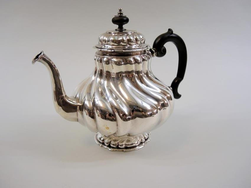 TEEKANNA i barockform, silver 800, Hessen Fankfurt ca 1920.