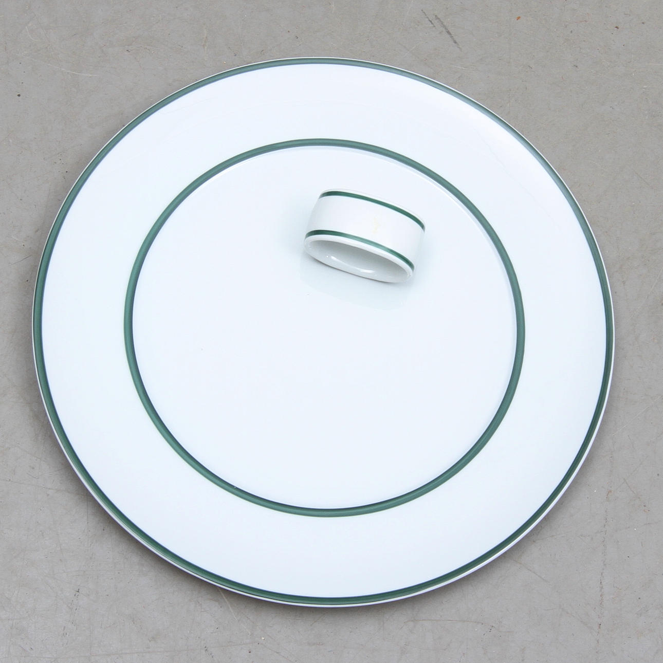 KUVERTTALLRIKAR, 12 st, samt SERVETTRINGAR, 14 st, dekor av grön rand, Rörstrand.