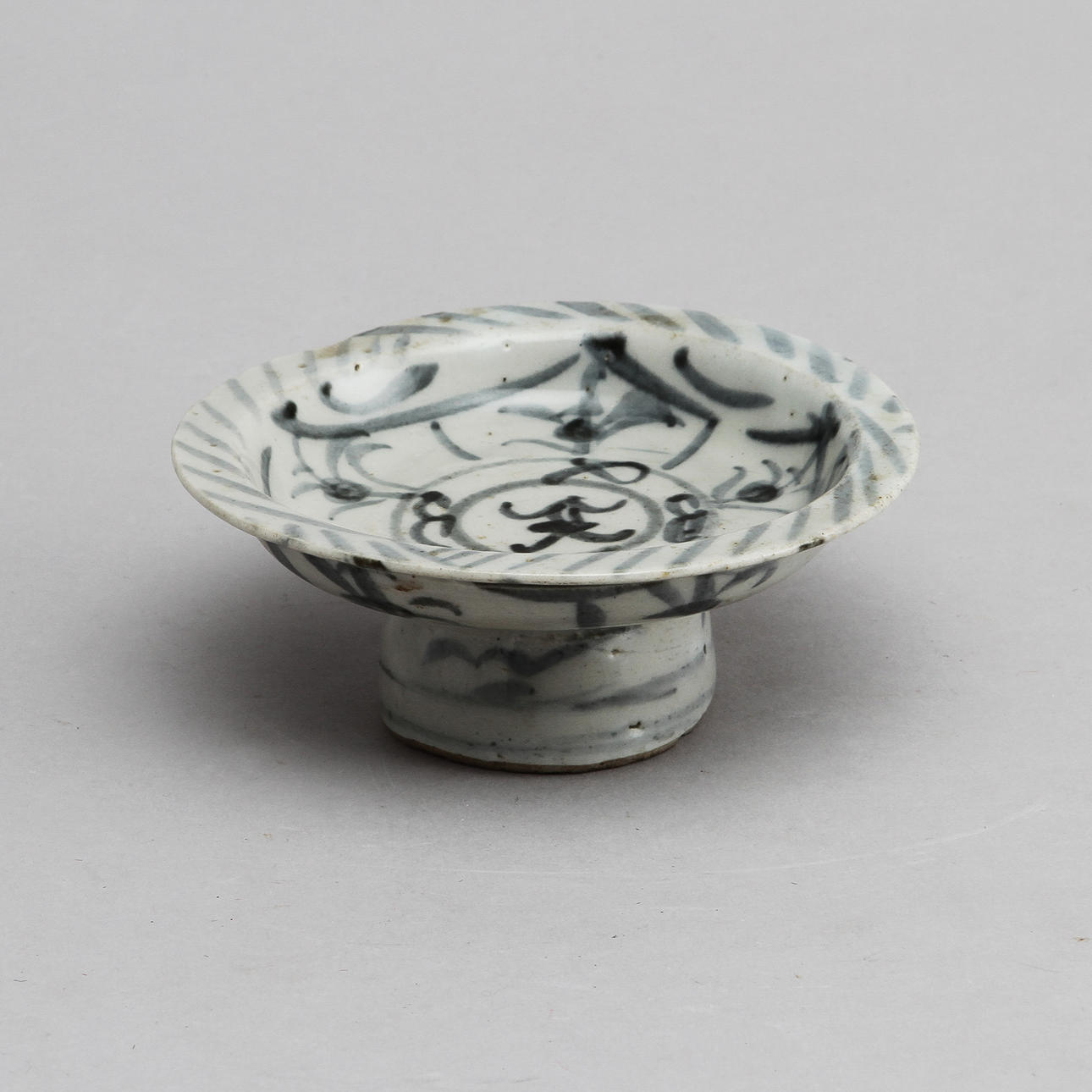 FAT PÅ FOT, porslin, Kina 17/1800-tal.