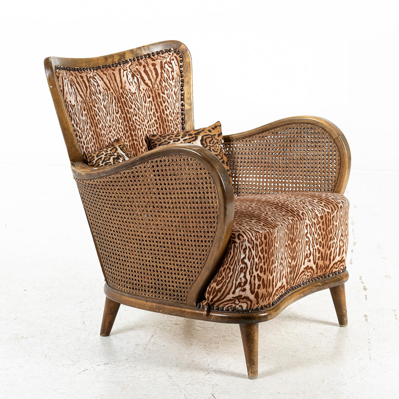 Un sillón, tapizado de leopardo, 1930 - números.