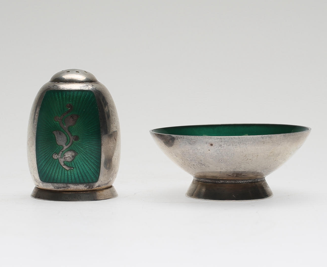 PEPPARKAR samt liten SKÅL för salt, sterling silver och emalj, Danmark.