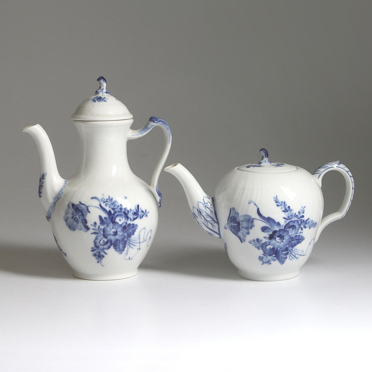 KAFFE och TEKANNA, två delar, porslin, Blå Blomst, Royal Copenhagen.