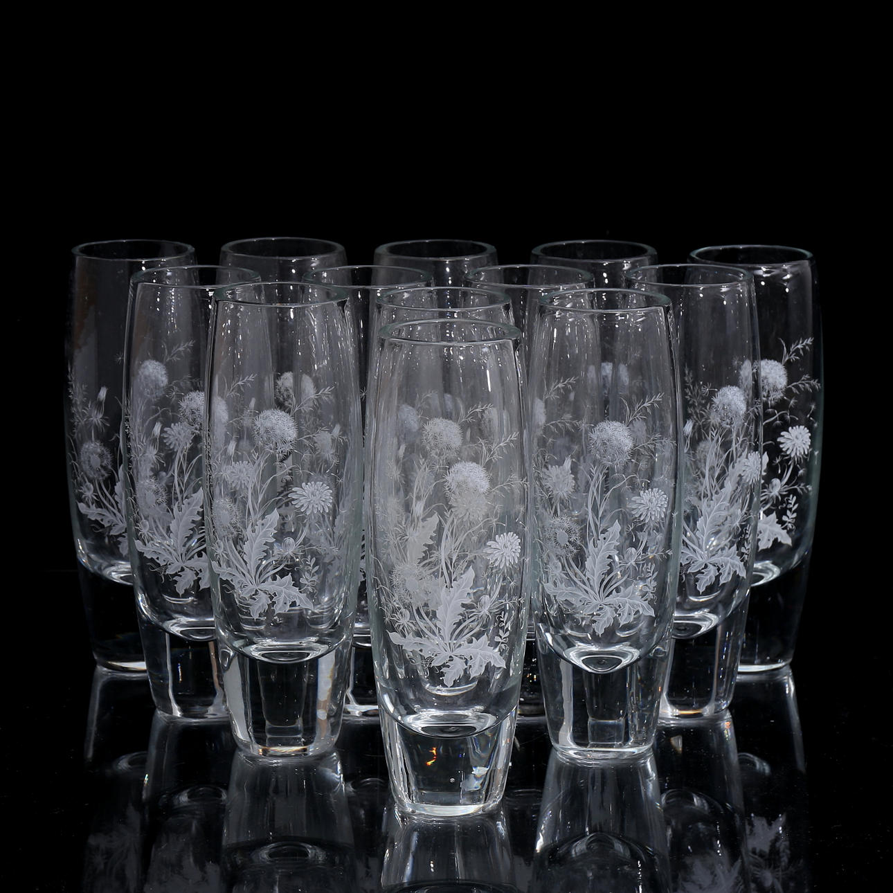 JARRONES, 13 piezas, decoración grabada.