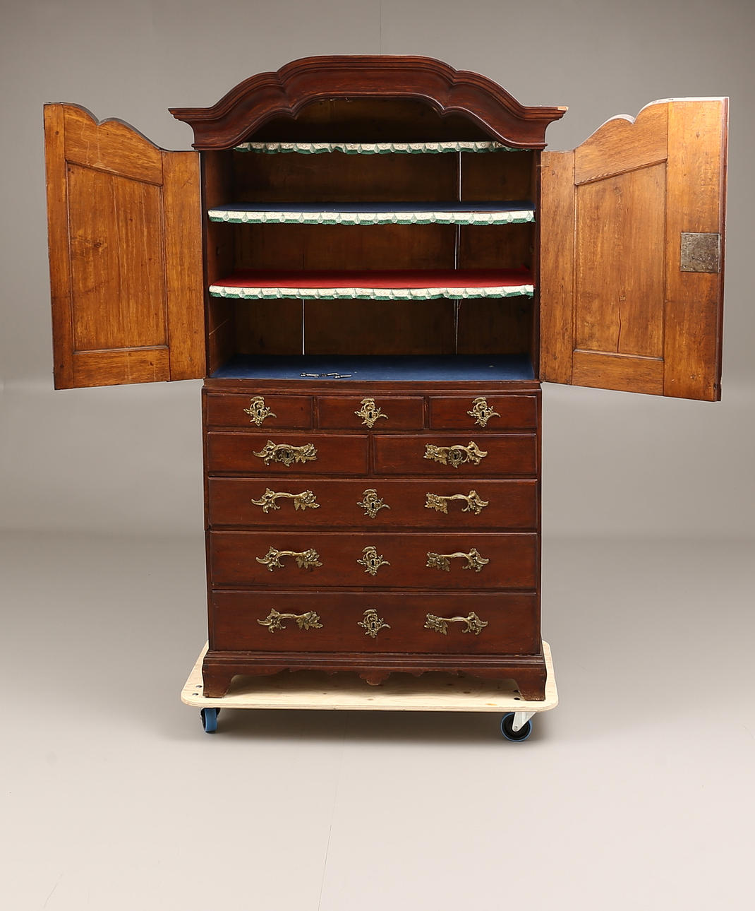 SKÅP, rokoko, 1700-talets andra hälft. Ek, 3-delat, inredning med hyllplan, underdel med lådor.