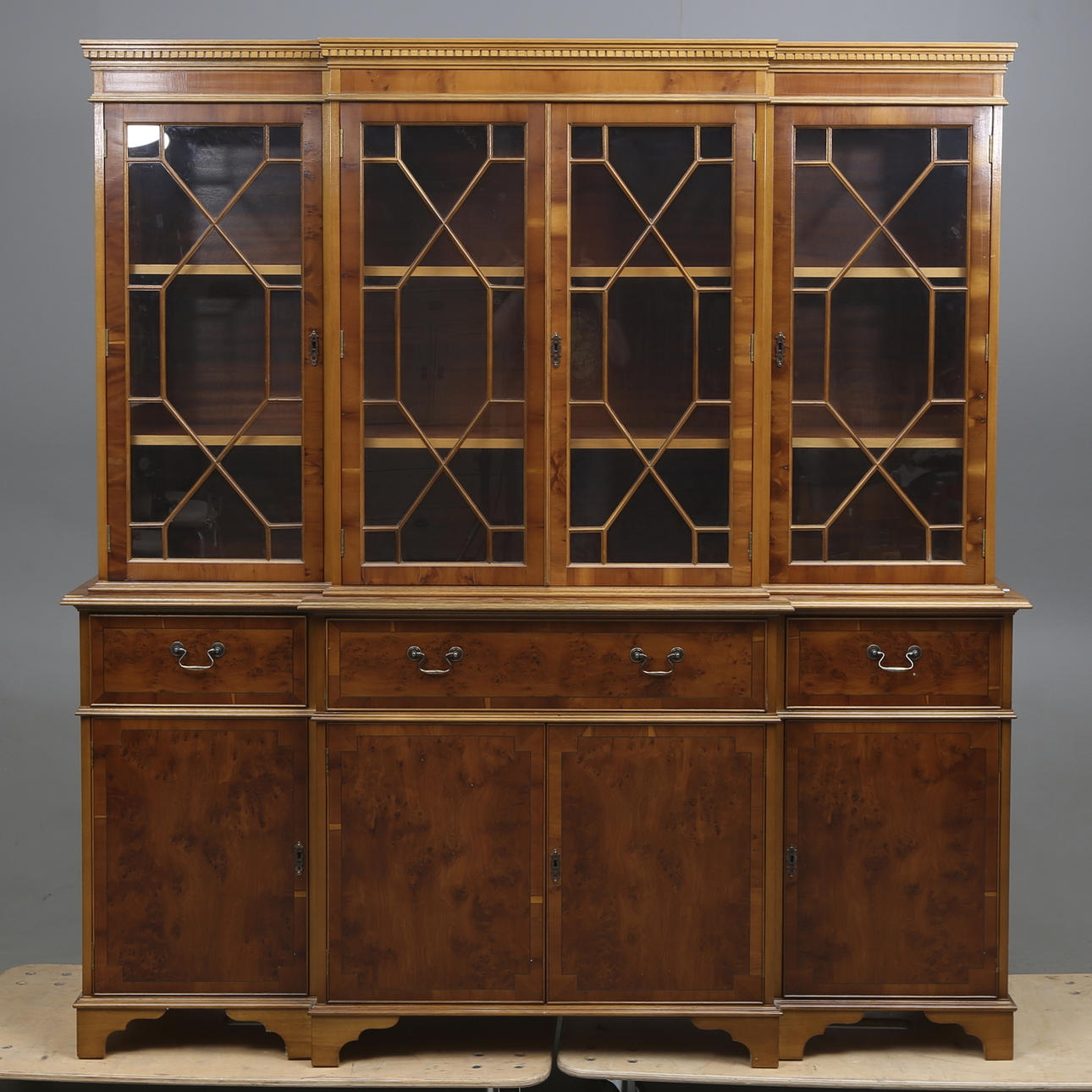 VITRINSKÅP, England, idegran, 1900-tal.