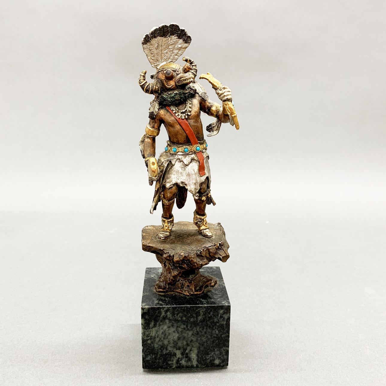 KALTBEMALTE LEGENDENFIGUR „AHOTE“ AUS BRONZE.