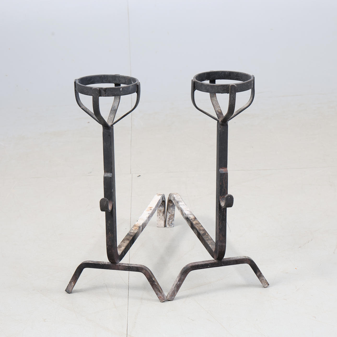 FIREDOGS, et par, smedning.