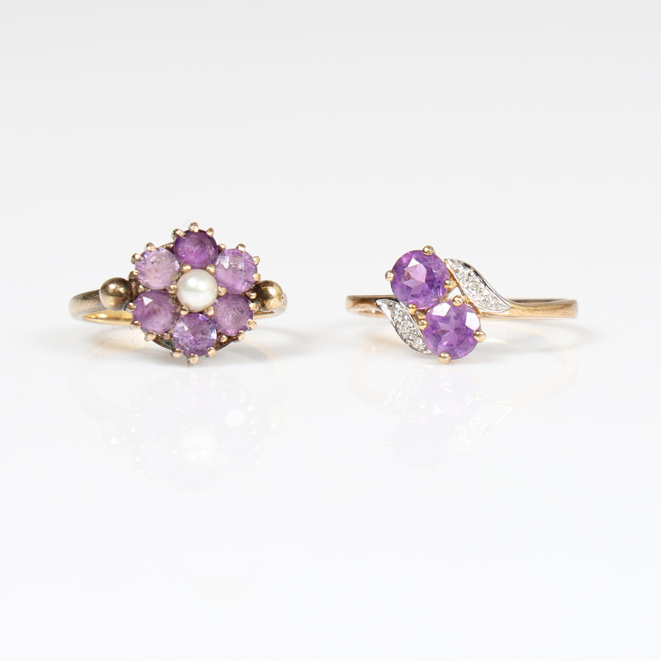 TWO 9 CARAT GOLD RINGS (2).