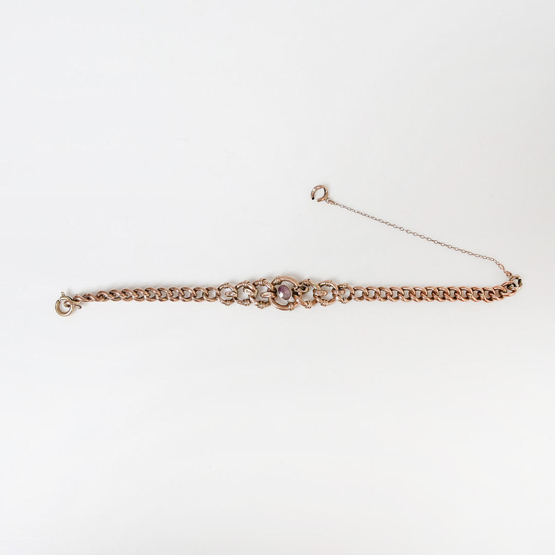 A YELLOW METAL AND BLUE JOHN BRACELET.