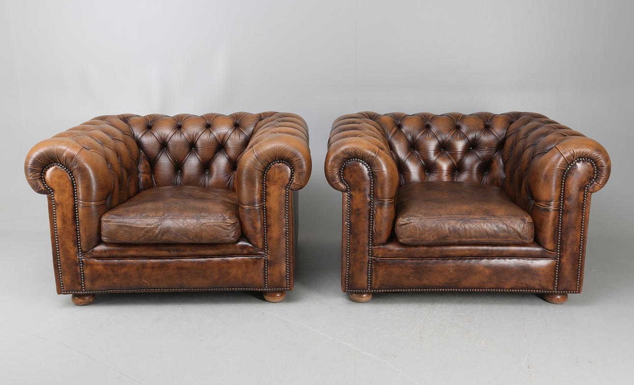 CLUBFÅTÖLJER, 1 par, Chesterfield, 1900-tal.