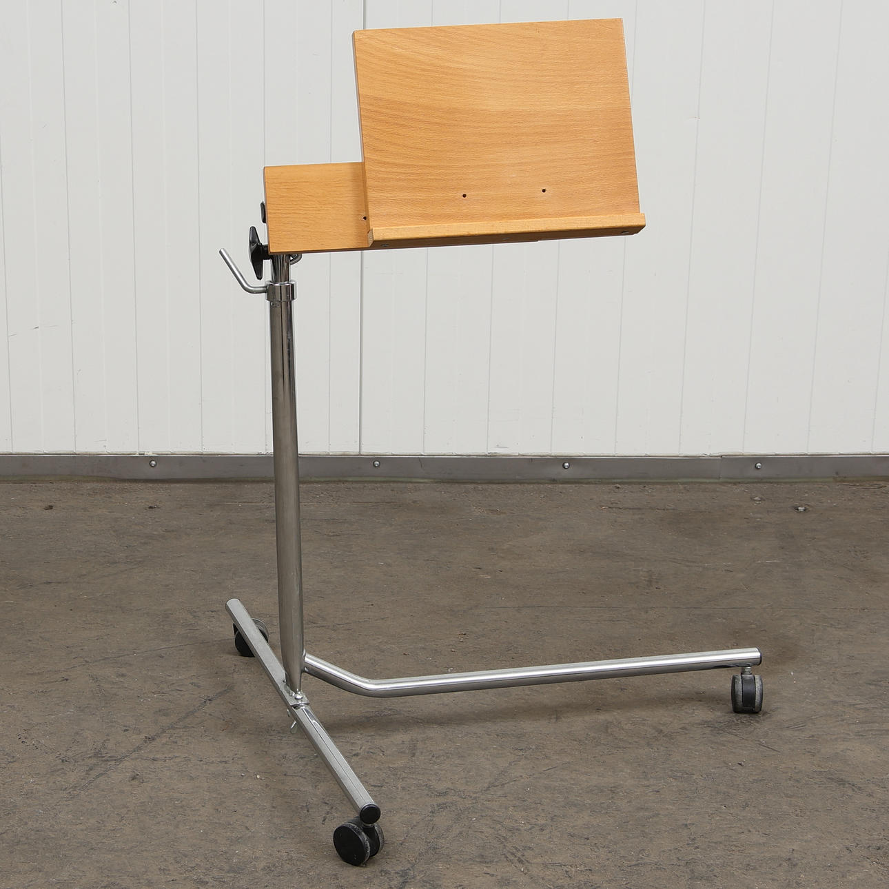 NOTSTÄLL, trä och metall.