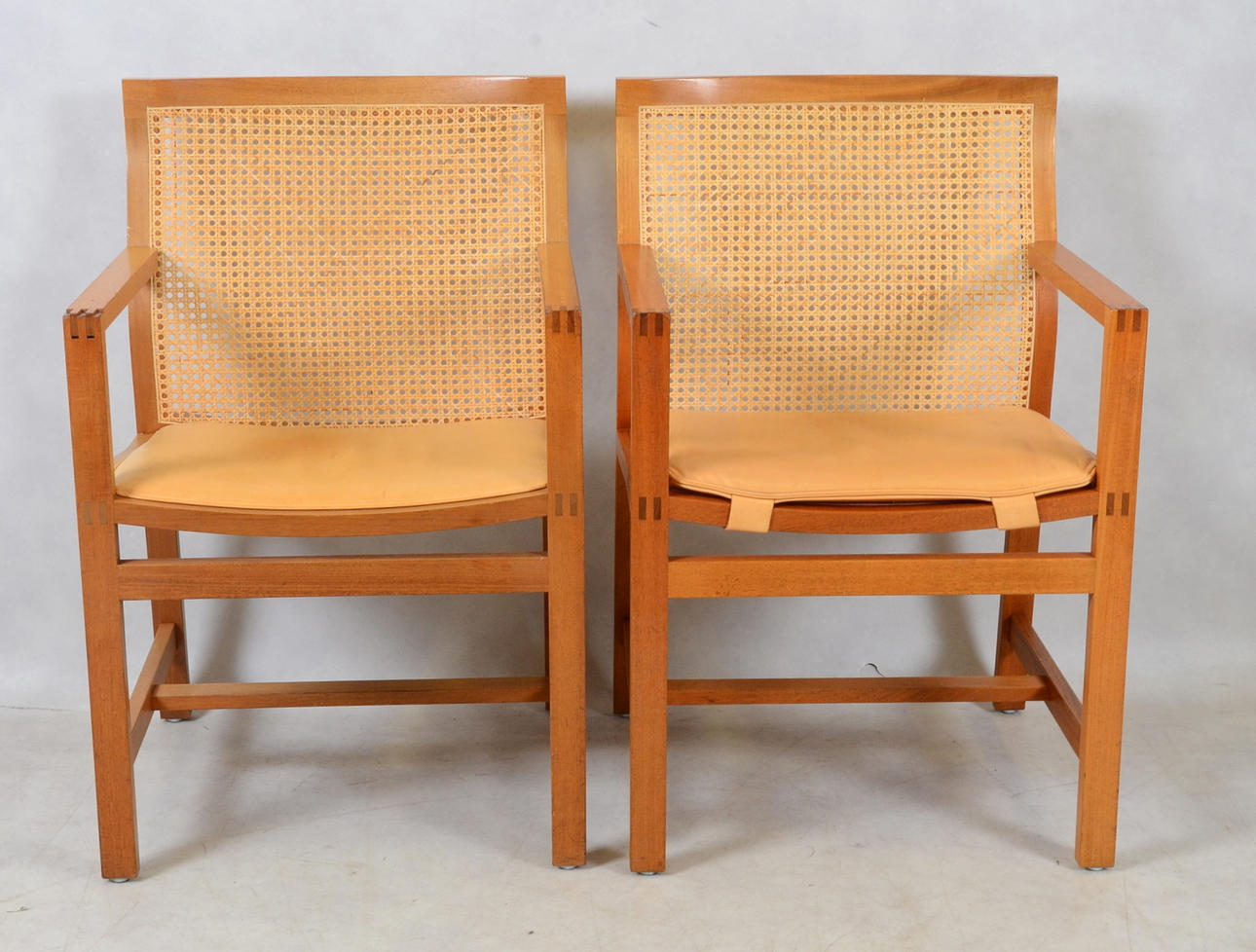 RUD THYGESEN /  JOHNNY SÖRENSEN. Karmstolar, 1-par, "Kongresserien".