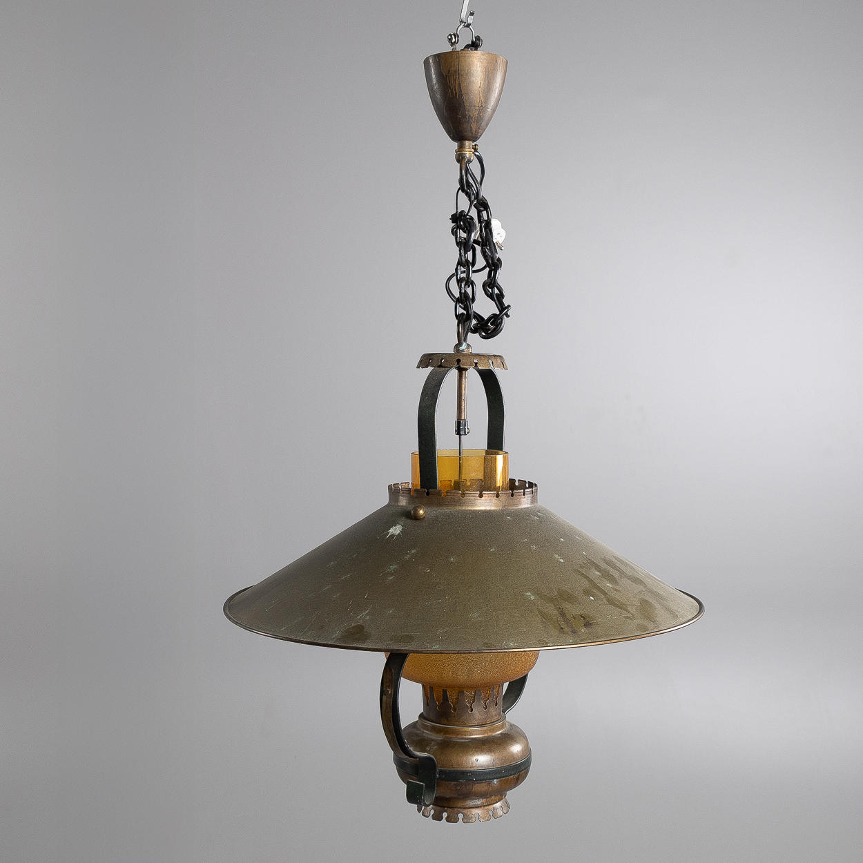 En loftslampe, efter en ældre petroleumsmodel, 19/2000'erne.