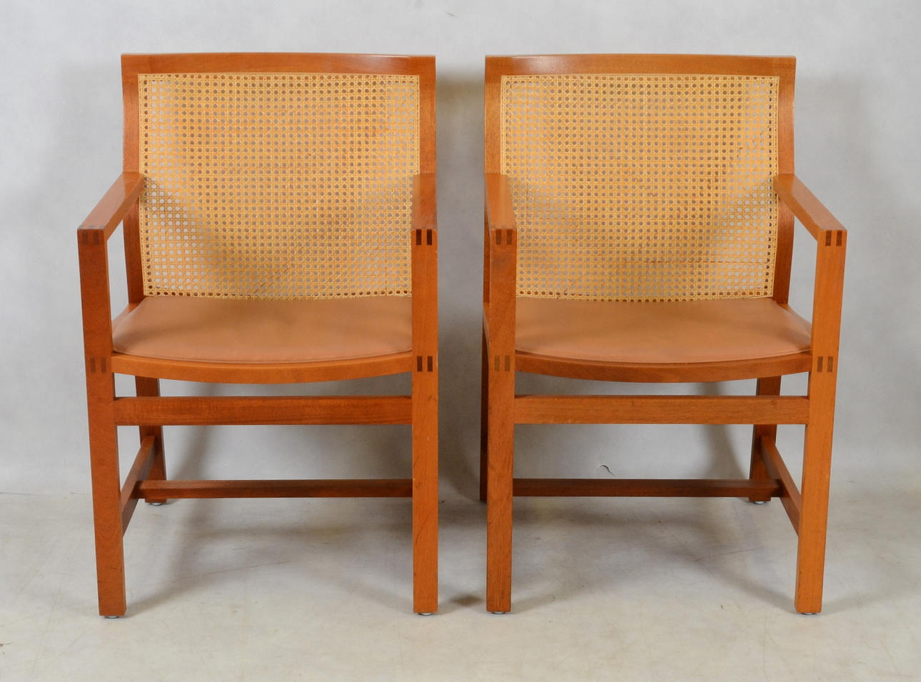 RUD THYGESEN /  JOHNNY SÖRENSEN. Karmstolar, 1-par, "Kongresserien".