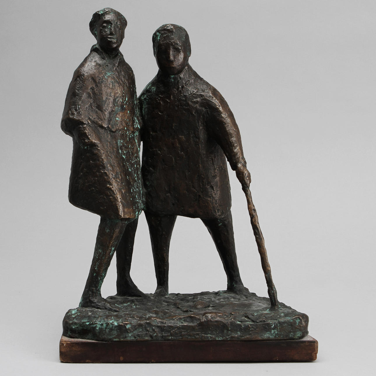 EBBA HEDQVIST. Skulptur, på promenad, mörkpatinerad brons, signerad och numrerad 5/6.