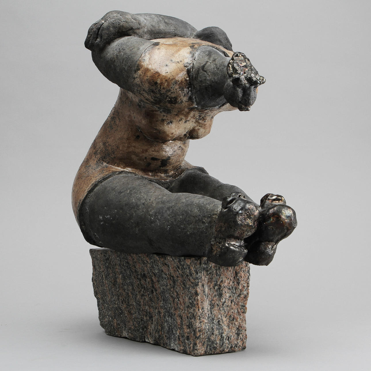 SIV BOKELUND. Skulptur "Skönt att känna kroppen", keramik på stensockel.