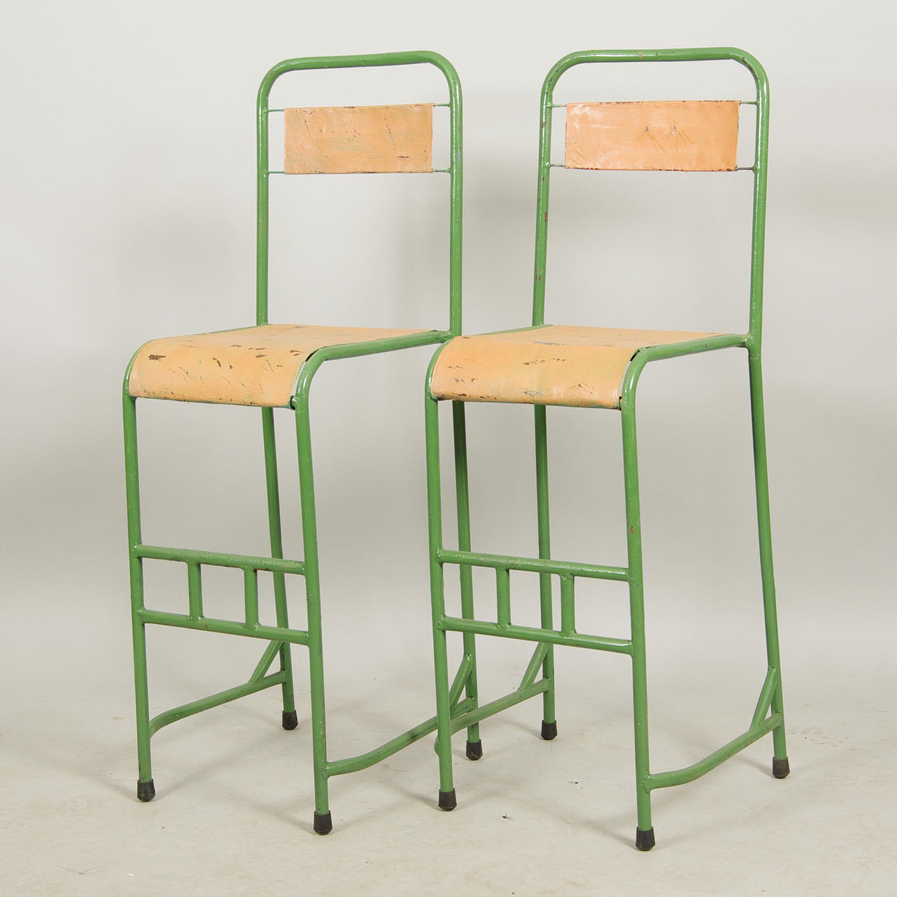 BARSTOLAR, 1 par, målad plåt, industridesign.