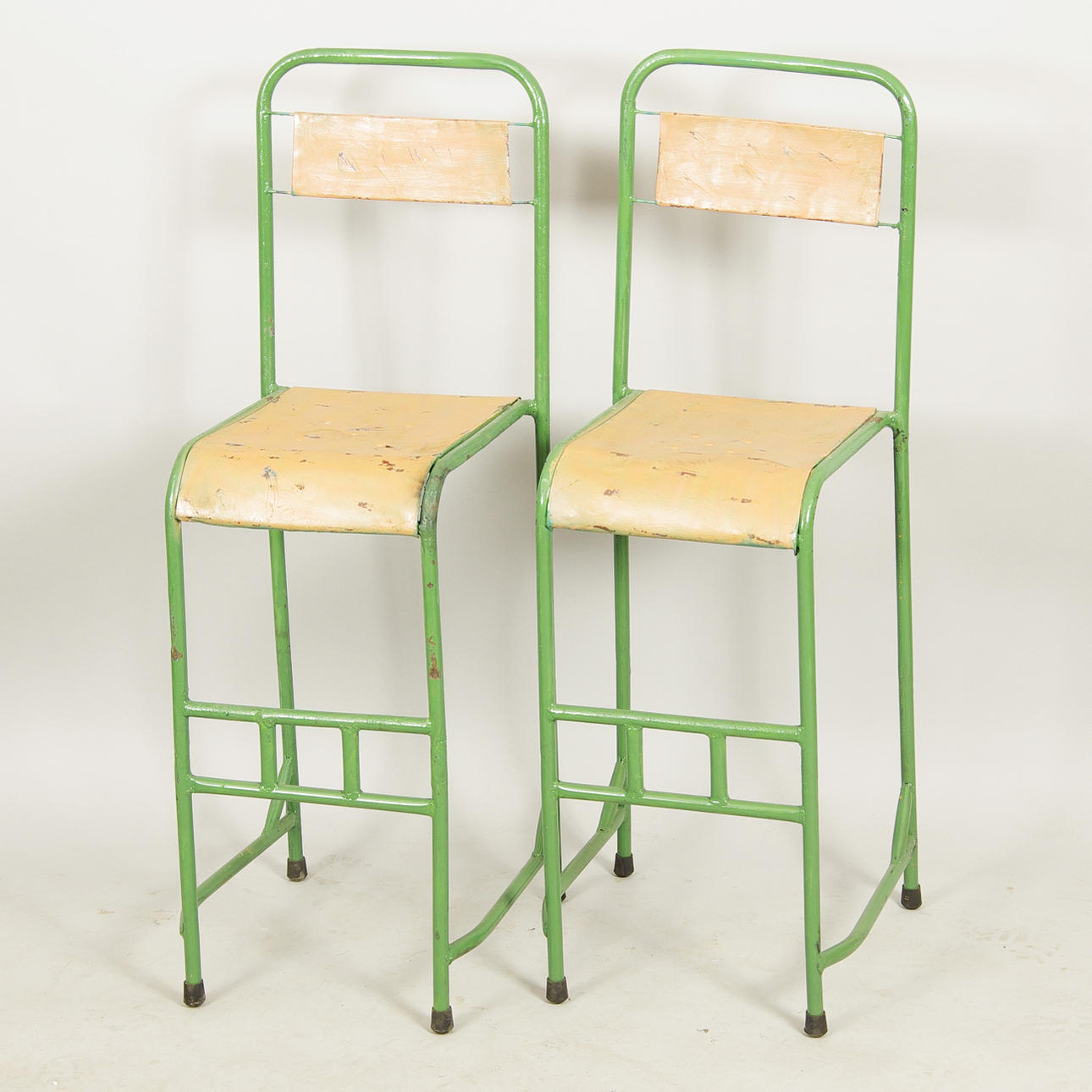 BARSTOLAR, 1 par, målad plåt, industridesign.