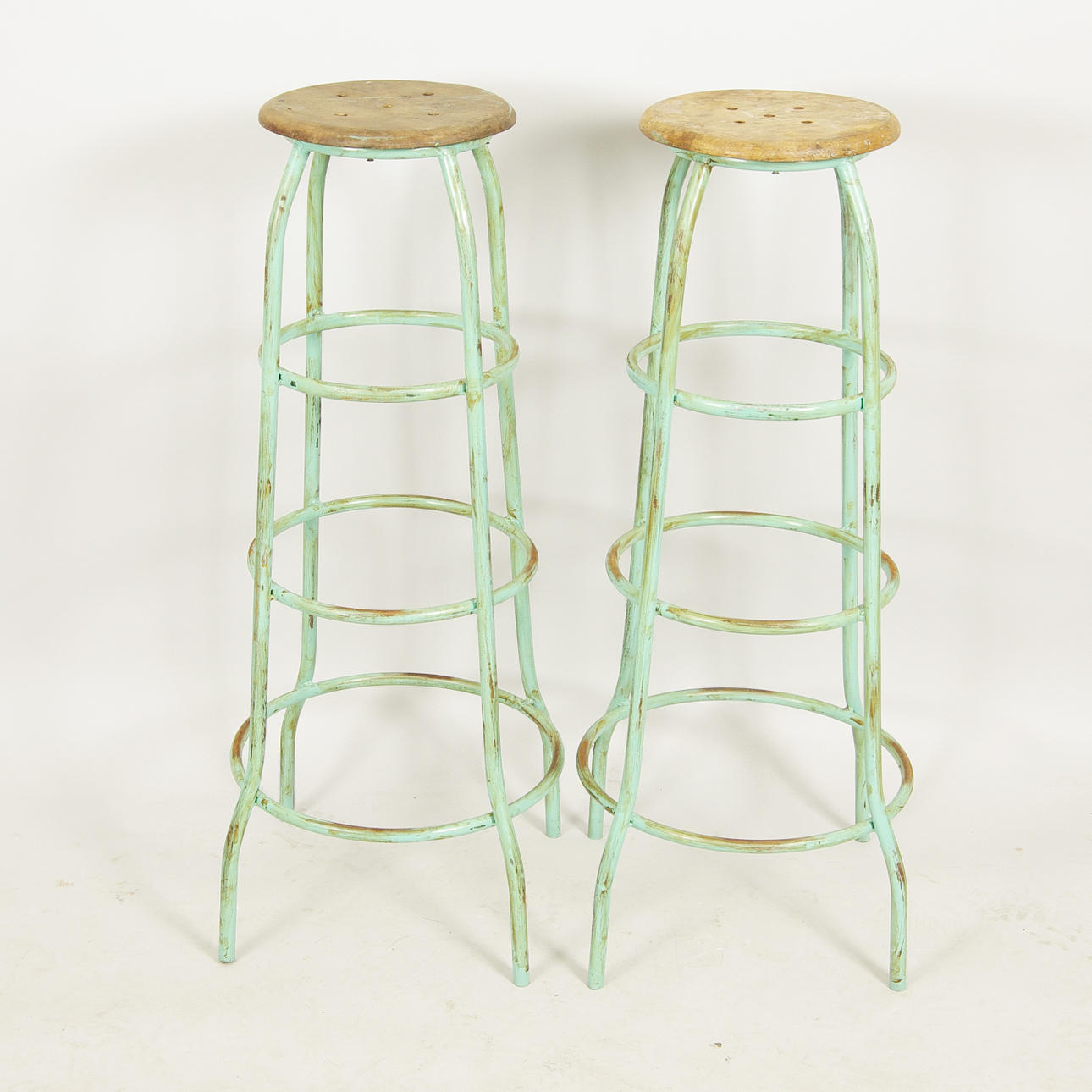 BARPALLAR, 1 par, grönmålad metall med träsits, industridesign.