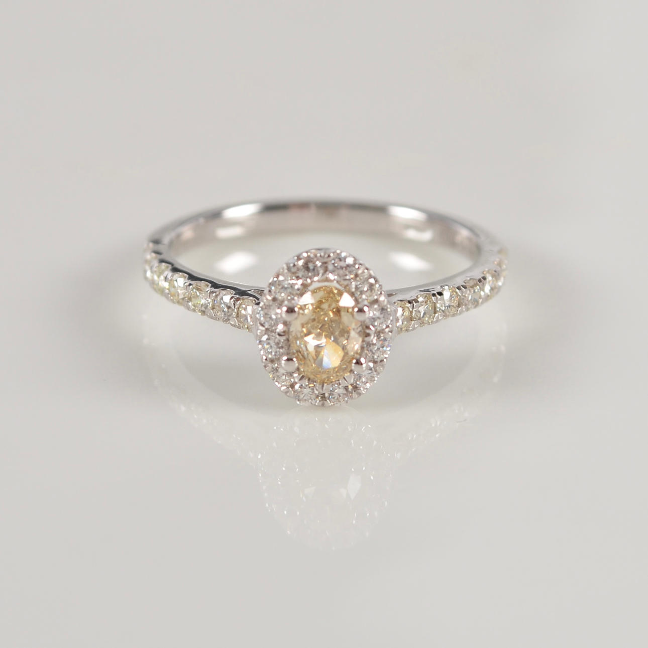 HALORING, diamonds, total 0,72ct, white gold 18K.