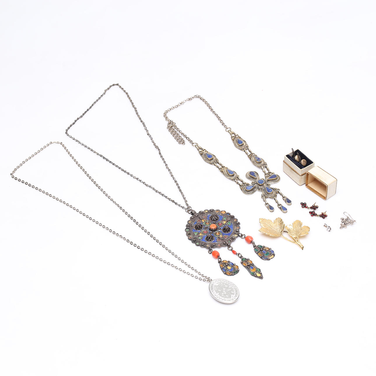 LOT JEWELLERY, inter alia silver.