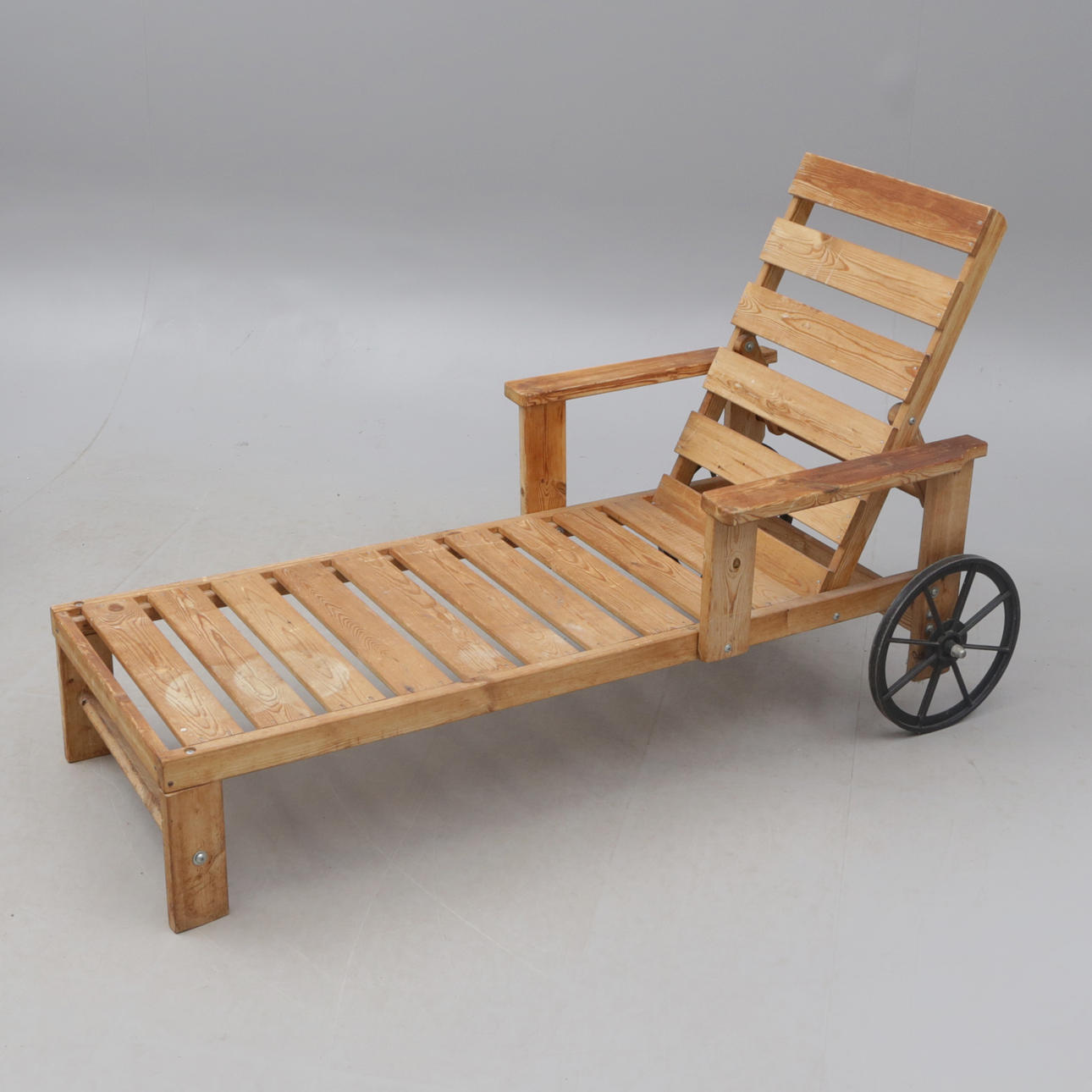 Eine hölzerne Sonnenliege, möglicherweise Elsa Stackelberg.