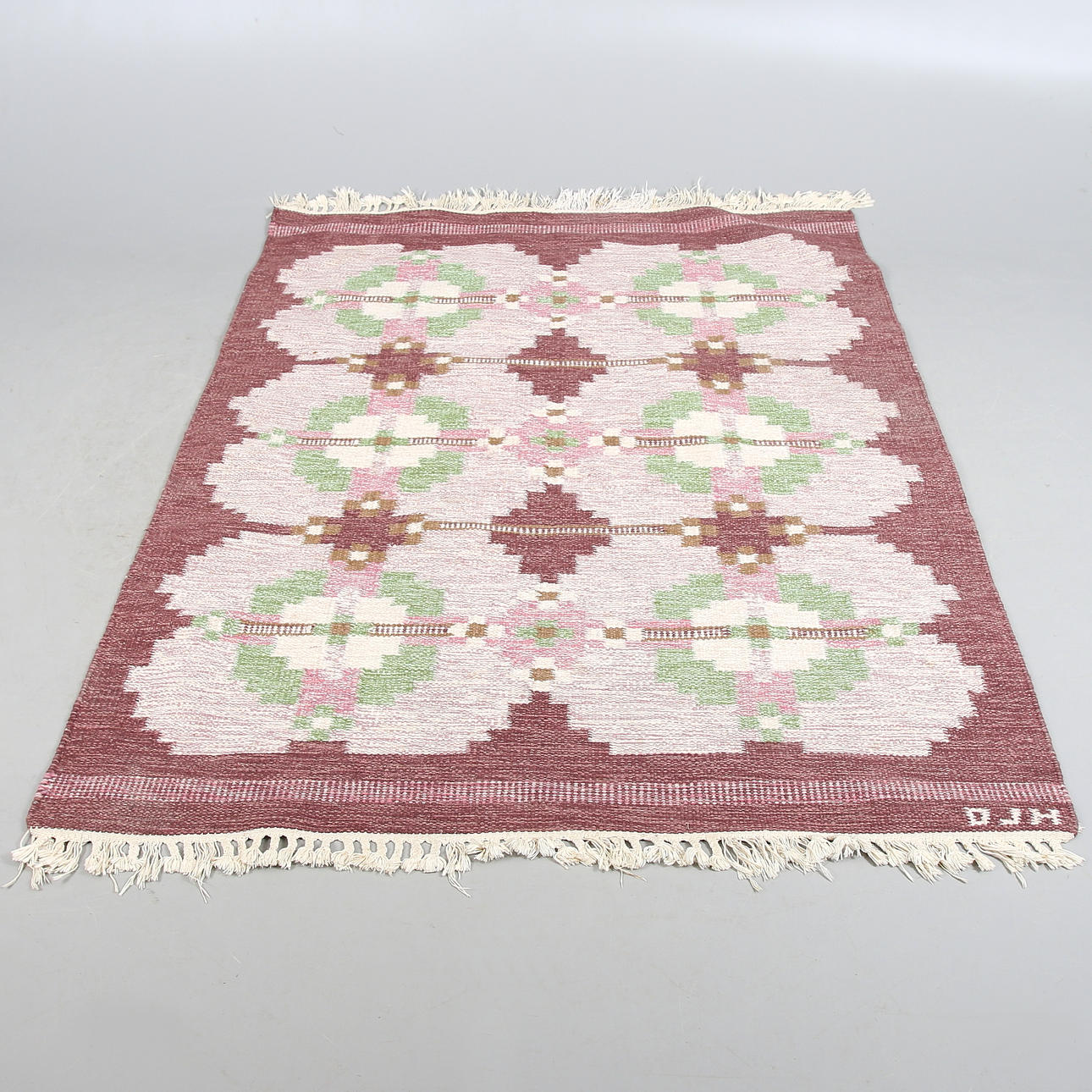 OIDENTIFIERAD KONSTNÄR. MATTA, röllakan, monogramsignerad "DJH", 1900-tal. 200 x 143 cm.