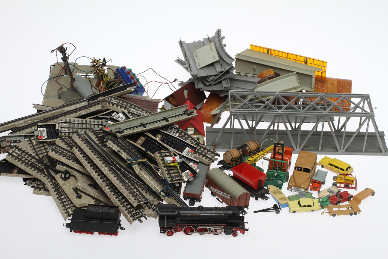 MODELLTÅG MÄRKLIN ånglok 3005.1 , räls, 4 vagnar, cirka 10 bilar DINKY, LESNEY, SCHUCO PICCOLO med mera.