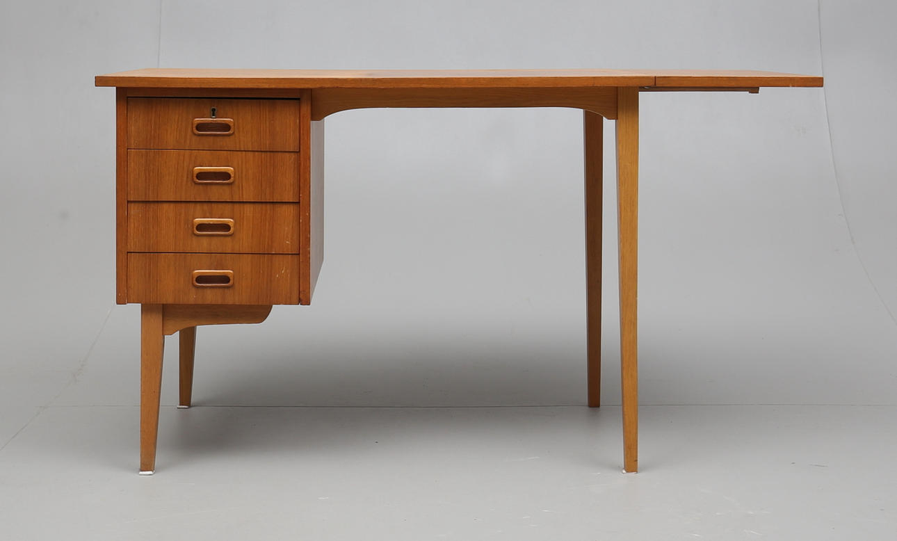 SKRIVBORD med klaff, teak, 1960-tal.