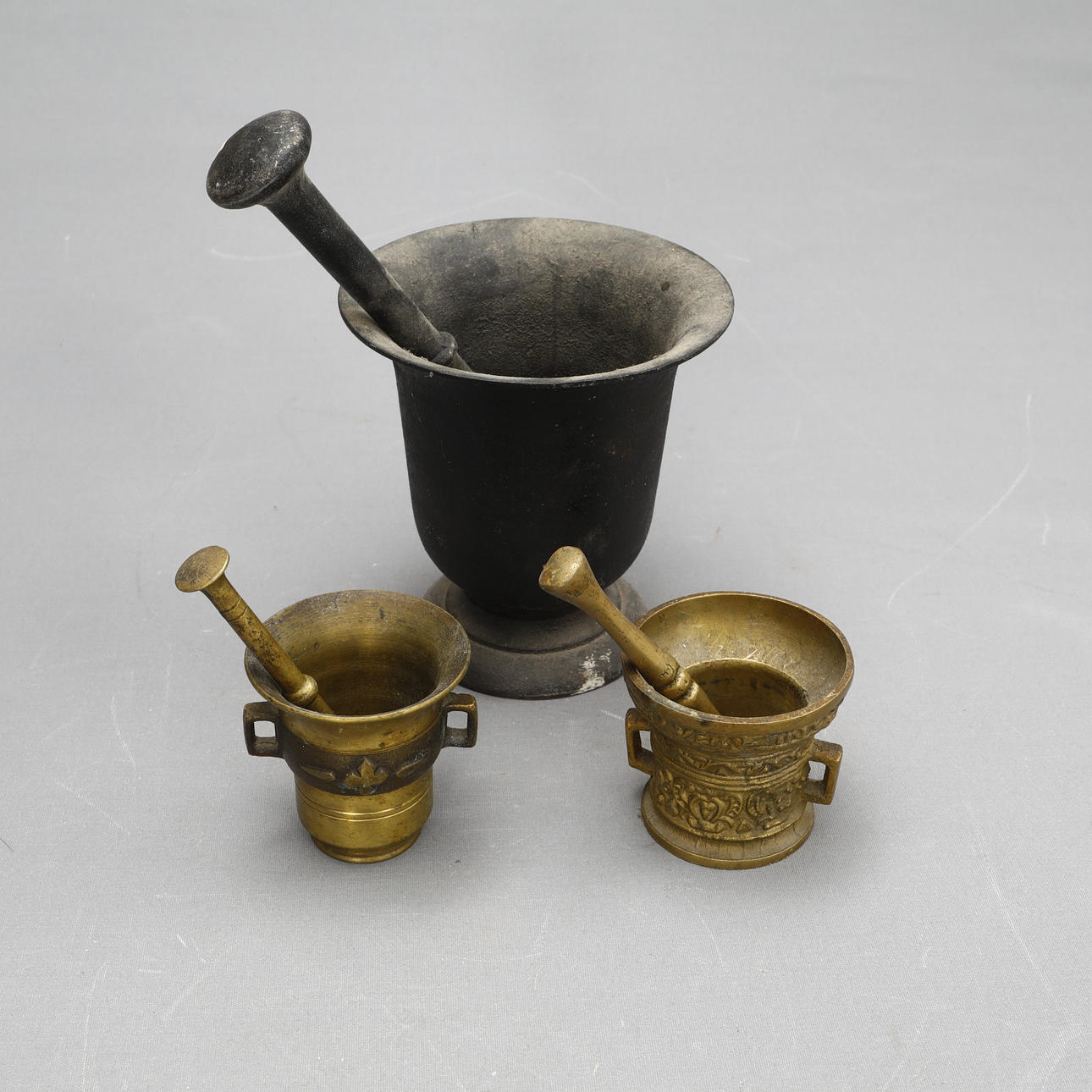 Mortlar, three pieces, metal with shocks.