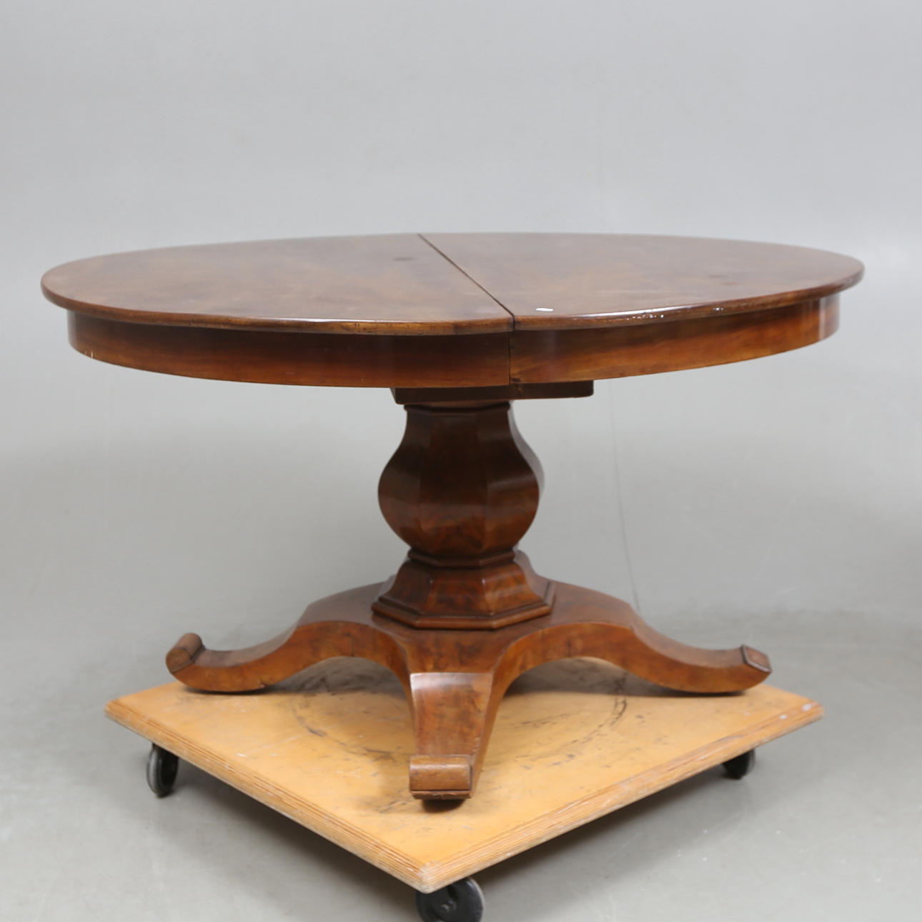 A late Empire dining table, 19th century. Furniture - Tables - Auctionet