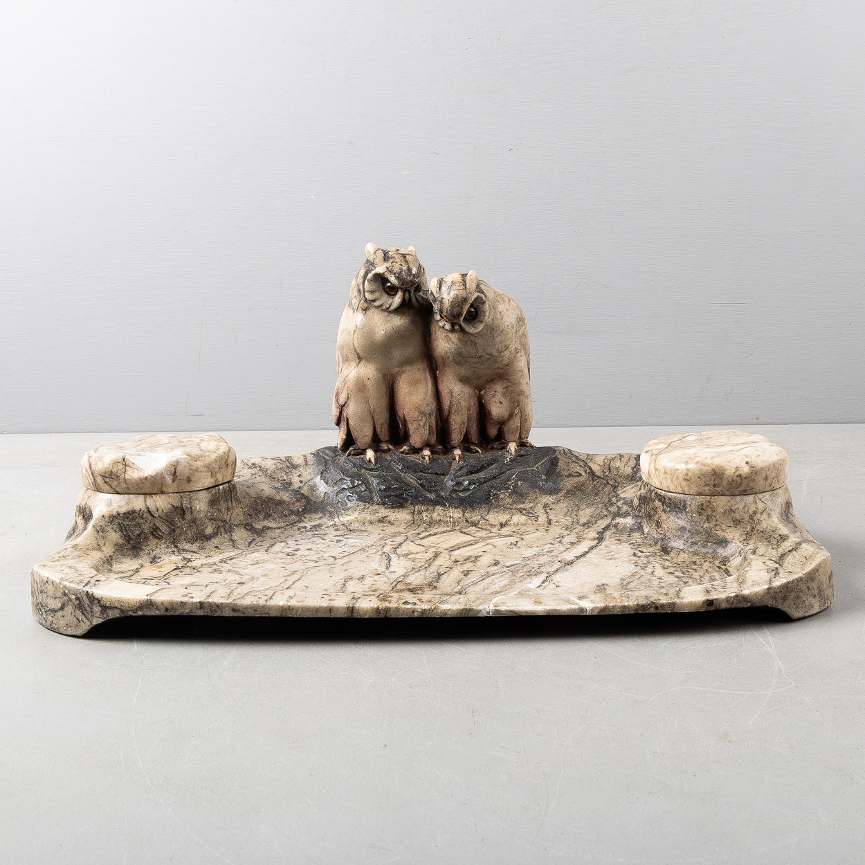 SCHREIBTISCHGARNITUR, Jugendstil, Dekor mit Eulen, Stein.