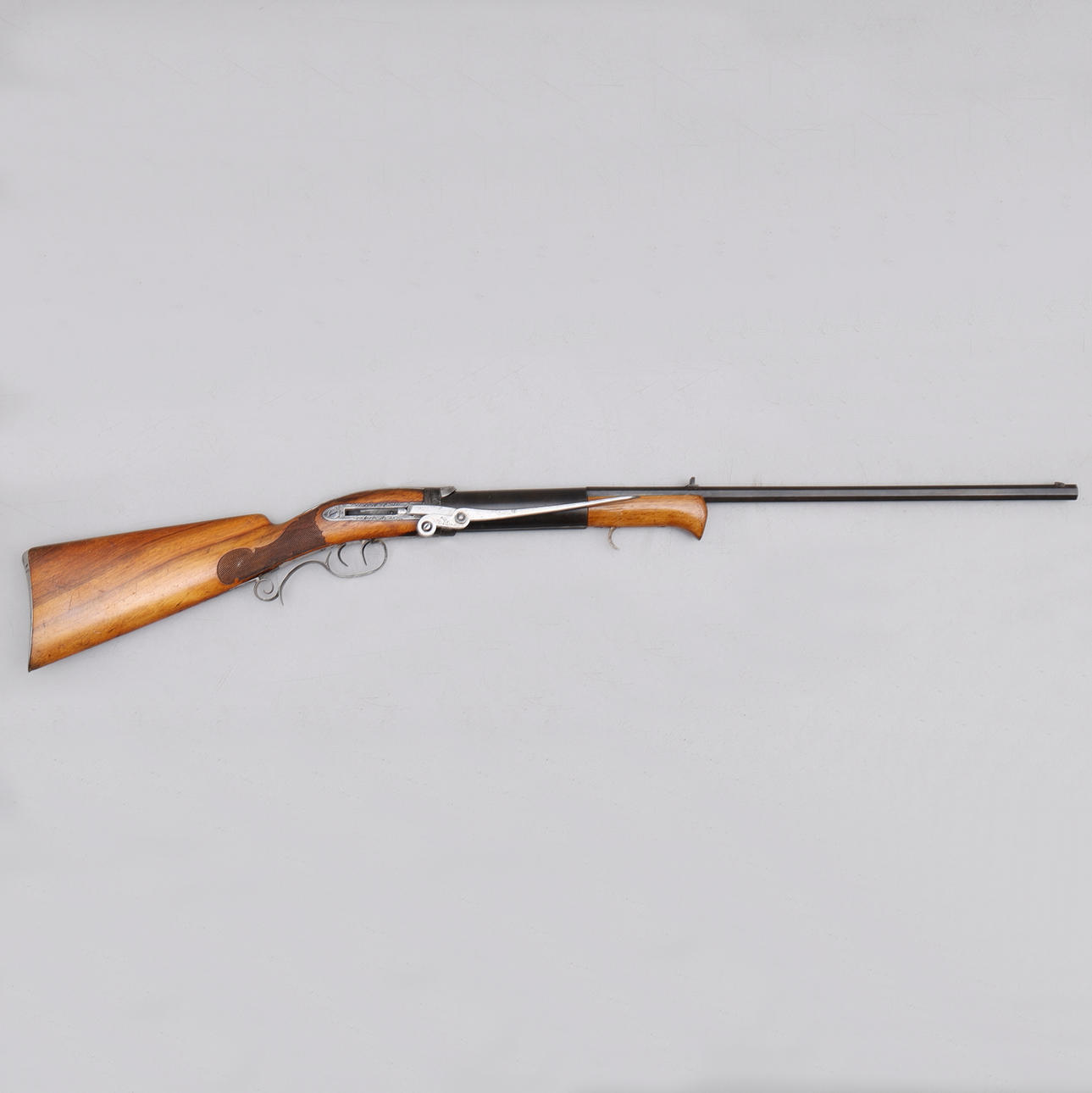 AN UNUSUAL SIDE-MOUNTED AIR RIFLE OF OSCAR WILL TYPE, caliber 6,35 mm ...