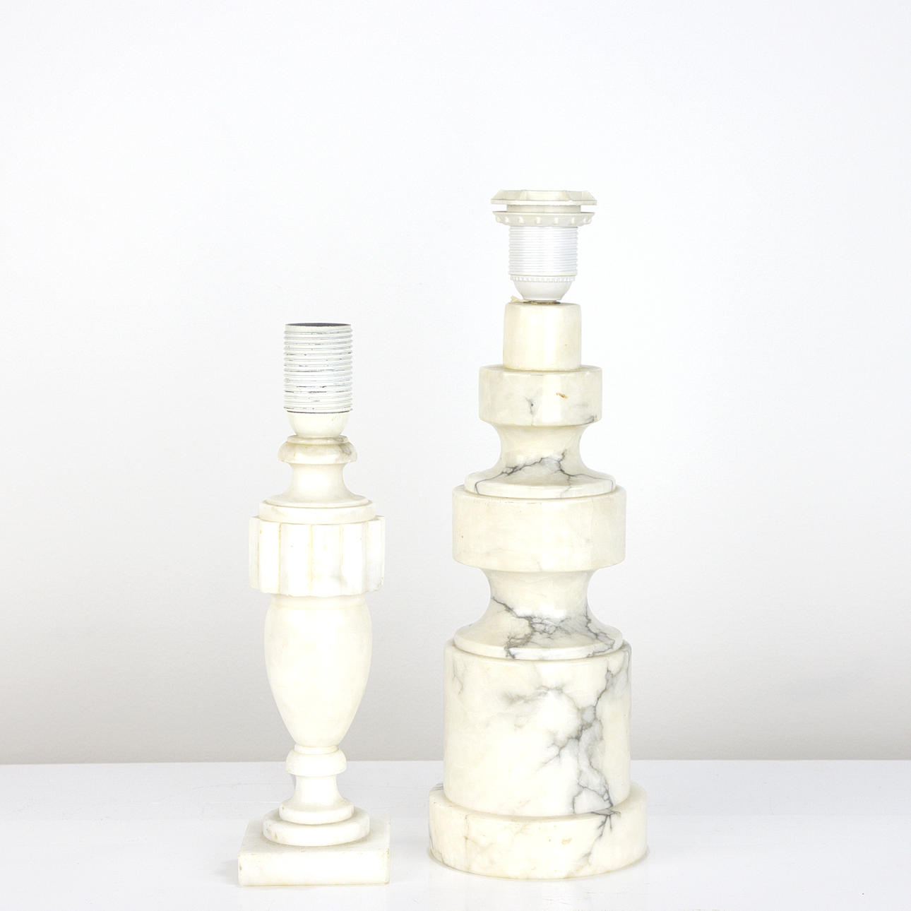 BORDSLAMPOR, 2 st. alabaster, marmor, 1900-tal.