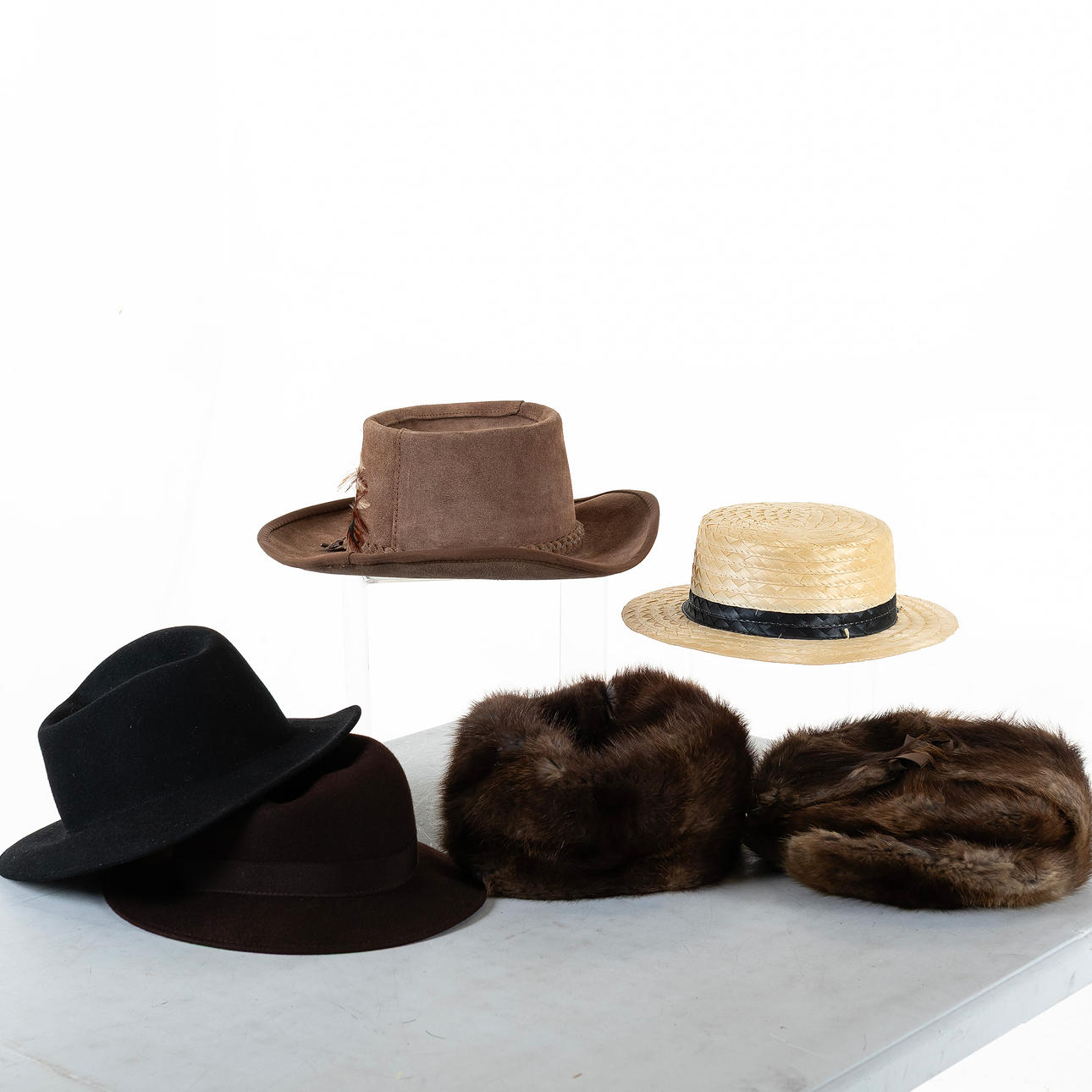 HATTASKAR, med mössor och hattar.