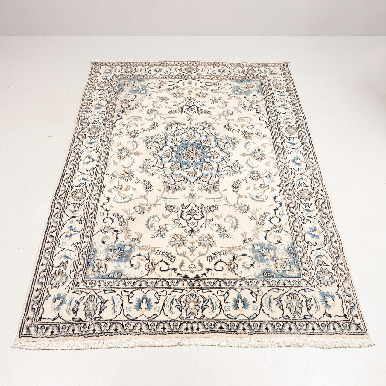 A CARPET, Nain, ca 290 x 195 cm.