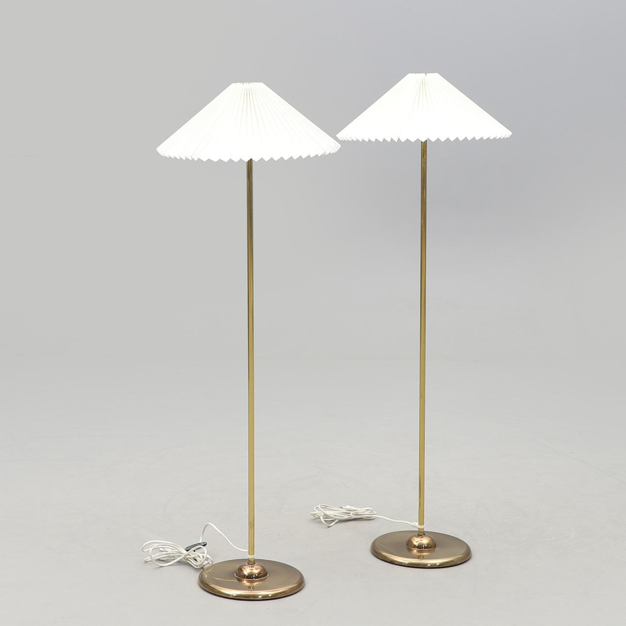 Et par IKEA gulvlamper.