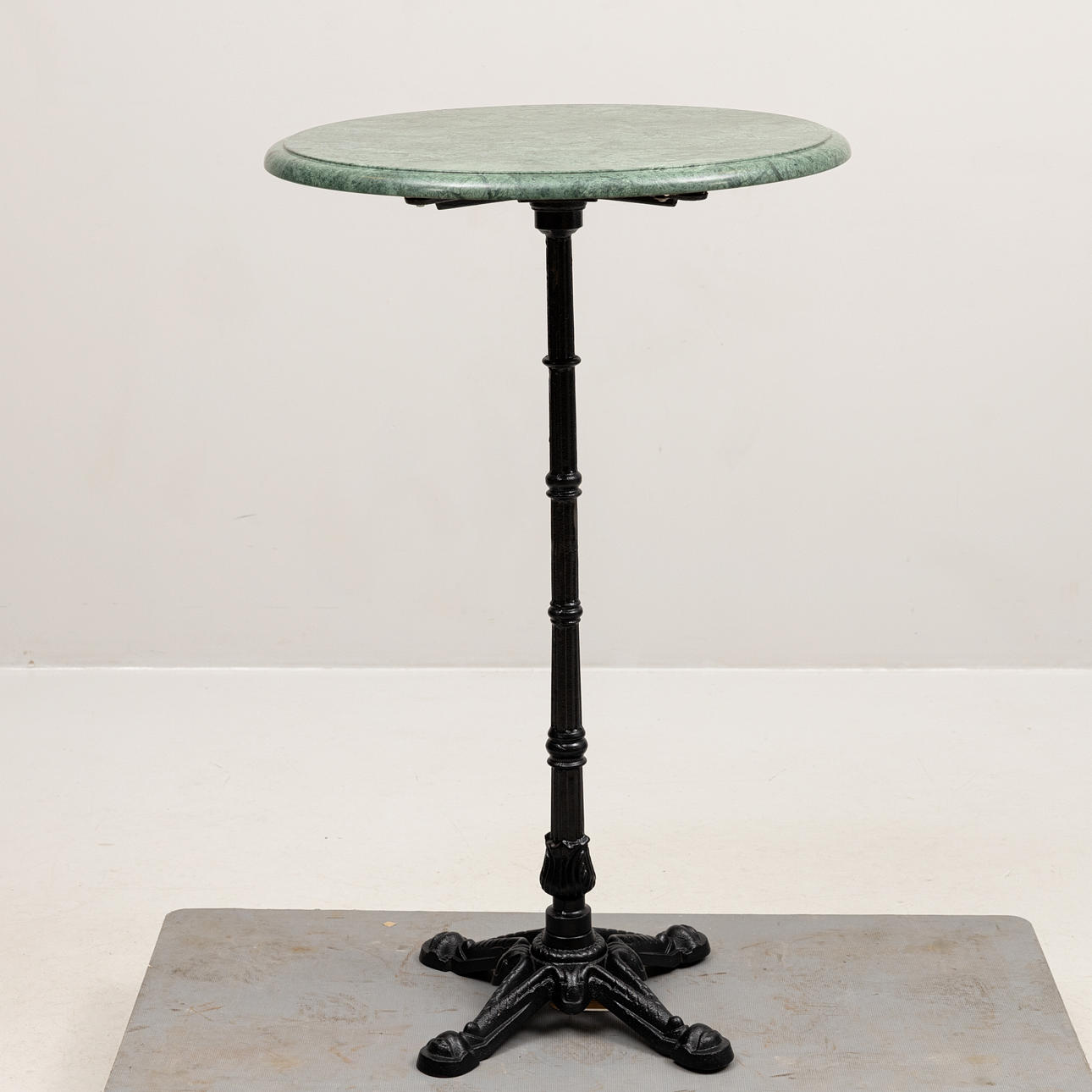 STEHTISCH, MIT STEINPLATTE, BEMALTES GUSSEISEN, MODERN.